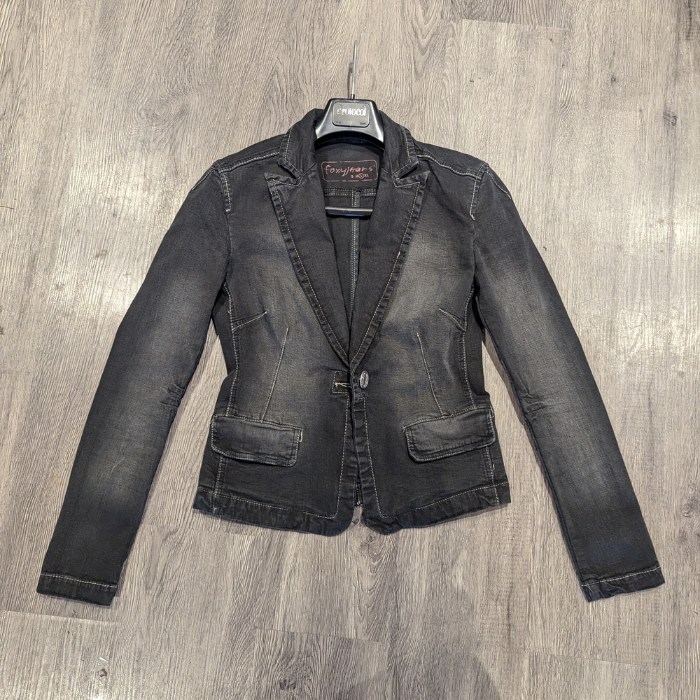 Black Jean Jacket with Notched Lapels and Vintage Appeal